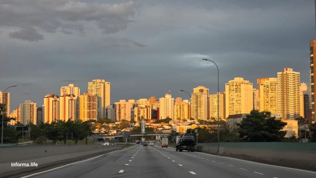 Avenida do Anel Viário com prédios ao fundo em São José dos Campos