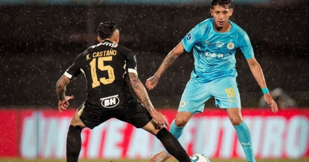 Lance da partida entre Montevideo City Torque e Atlético-MG em Montevidéu