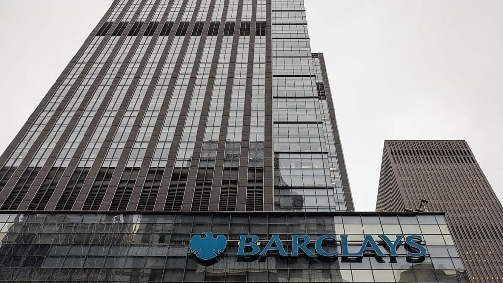 Fachada de uma agência do banco Barclays