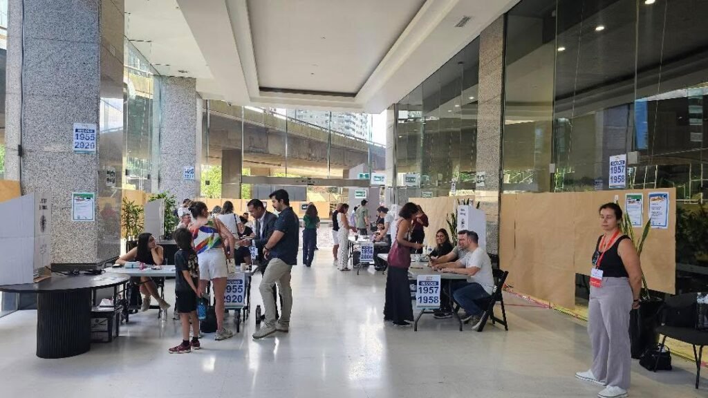 Eleitores brasileiros em seção eleitoral em Sydney, na Austrália, no segundo turno