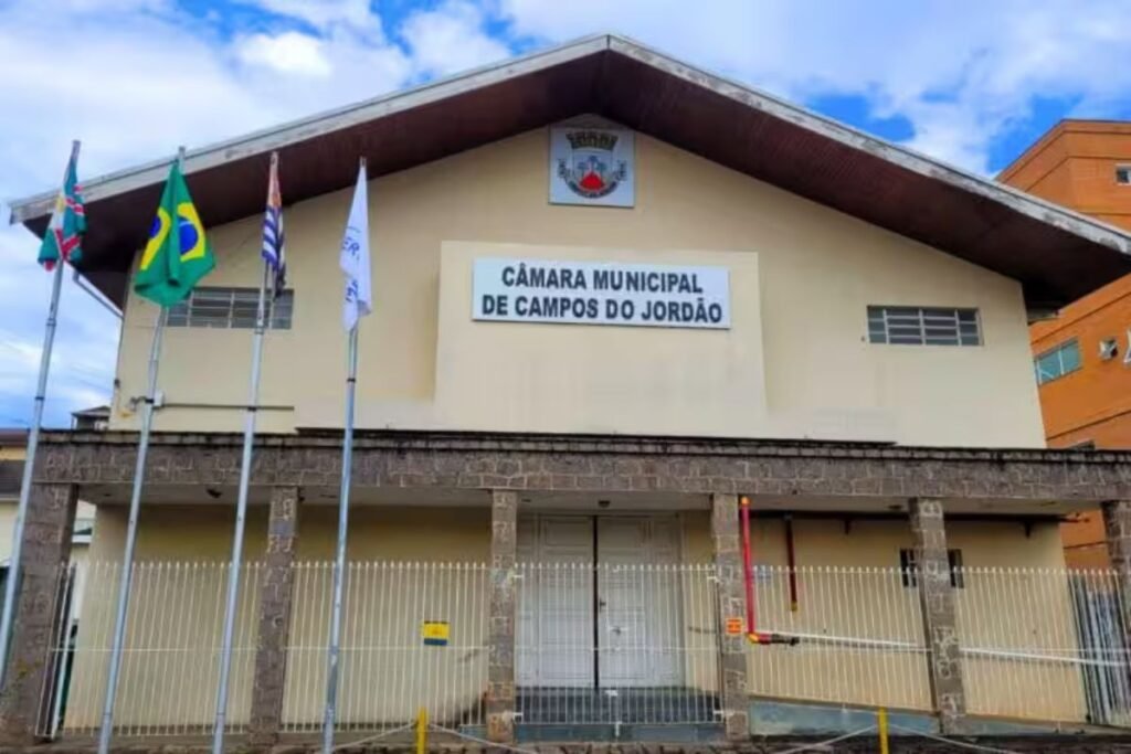 Fachada da Câmara Municipal de Campos do Jordão, com bandeiras hasteadas