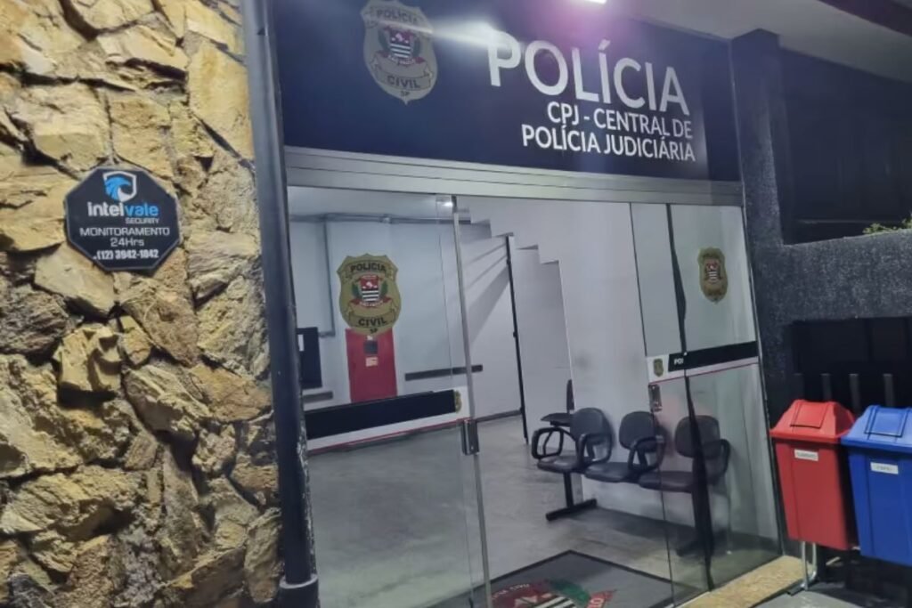Entrada da Central de Polícia Judiciária (CPJ) de São José dos Campos à noite