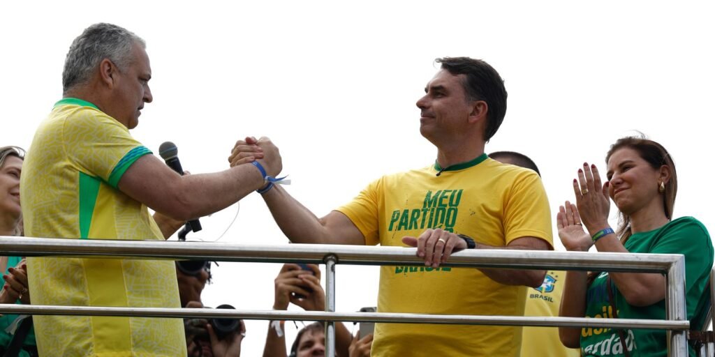 Flávio Bolsonaro em ato de campanha