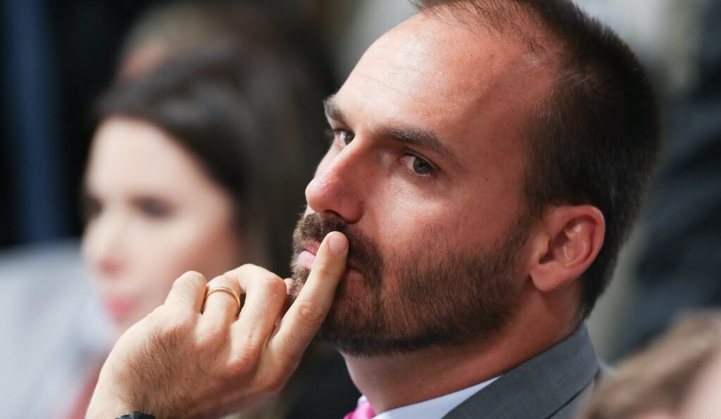 Ex-deputado Eduardo Bolsonaro com a mão no queixo