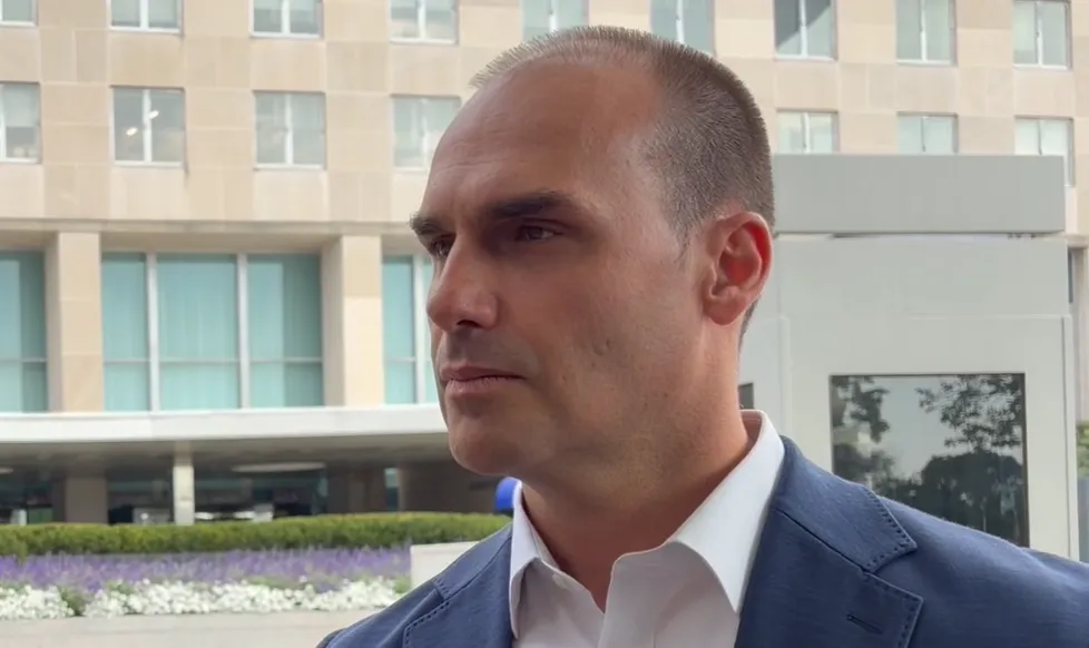 Ex-deputado Eduardo Bolsonaro em frente a um prédio em Washington