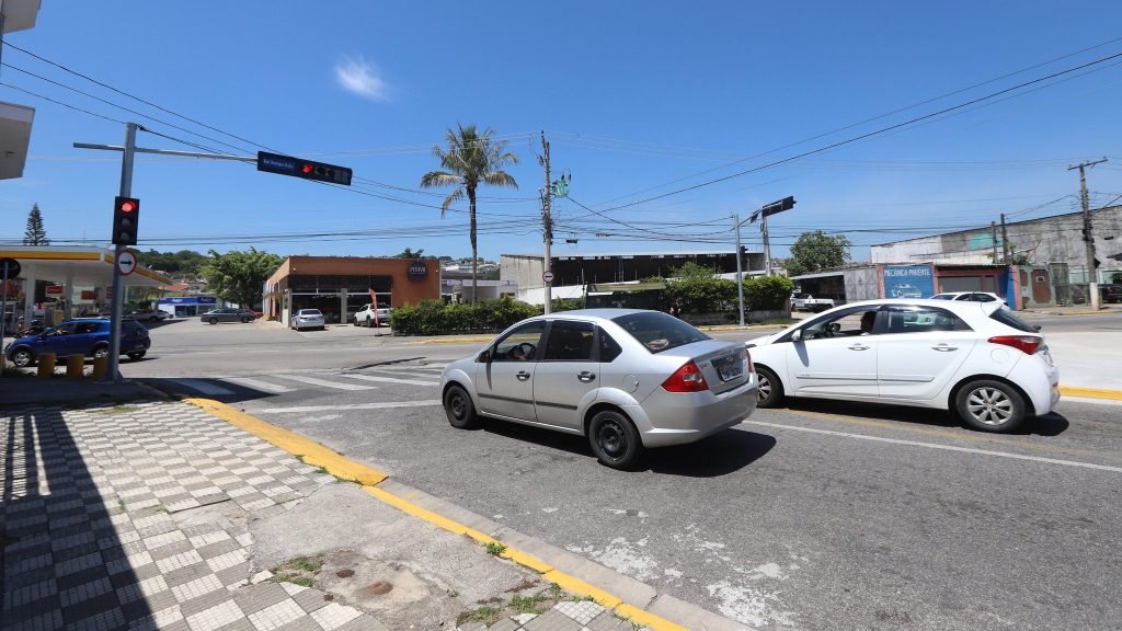 Via urbana de Jacareí com veículos