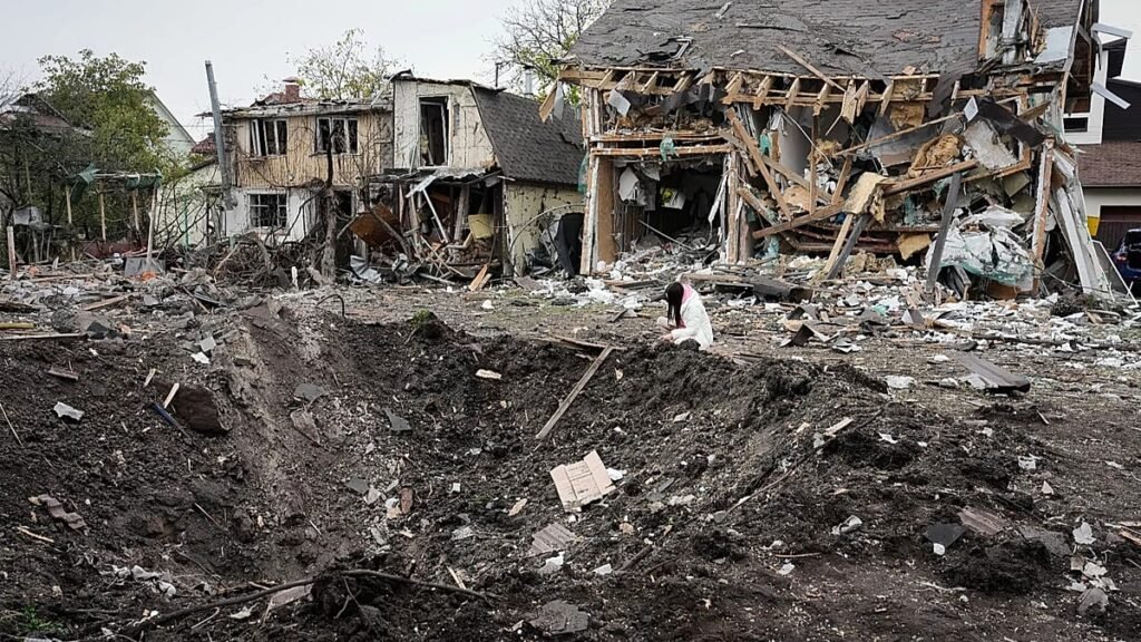 Destroços e danos em Kiev após ataque russo com mísseis e drones