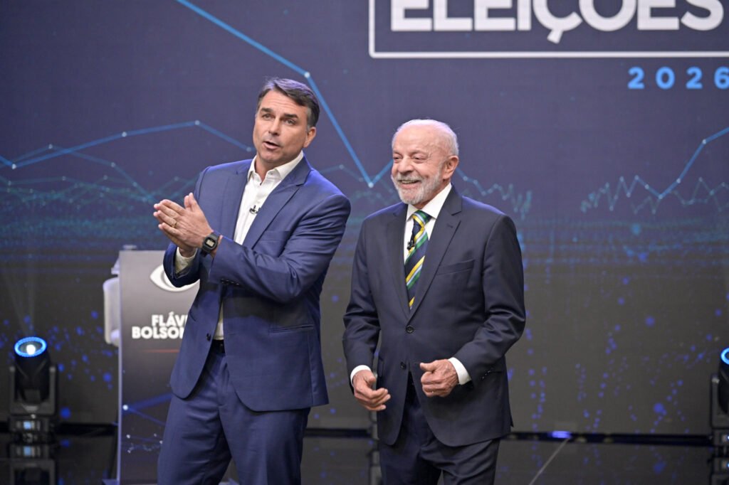 Lula e Flávio Bolsonaro durante debate na TV