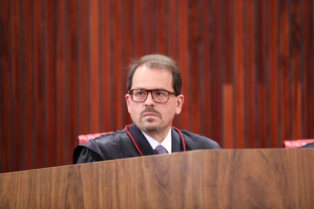 Ministro Floriano de Azevedo Marques durante sessão do TSE
