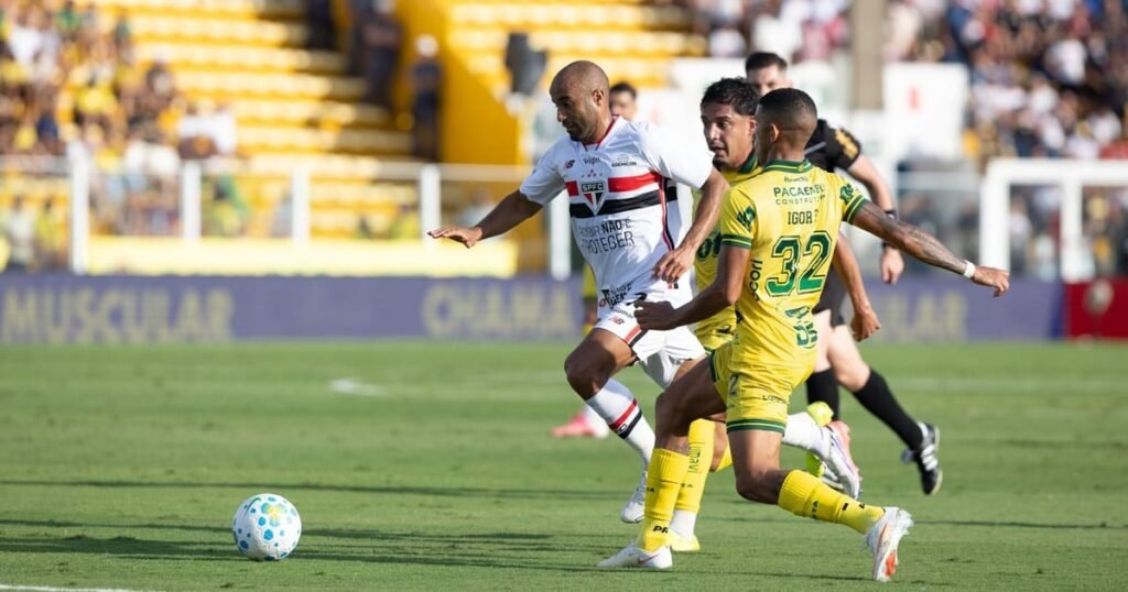 Jogadores do Mirassol e do São Paulo disputam a bola no Maião