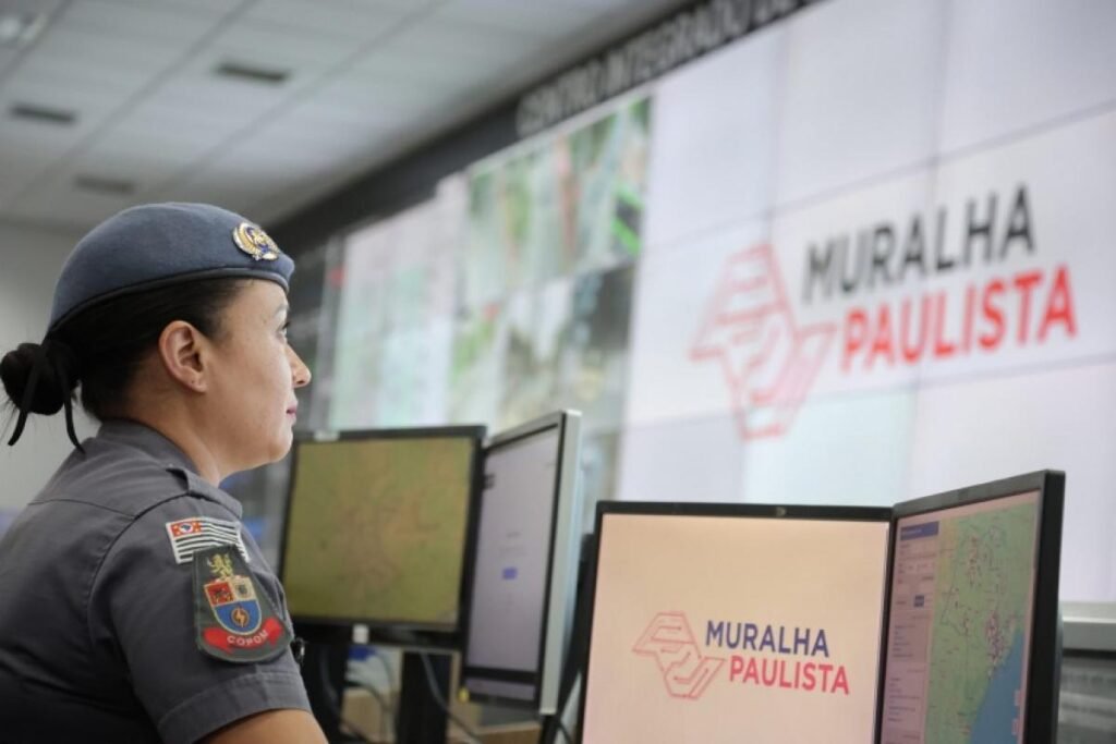 Operador acompanha imagens em computadores de central de monitoramento
