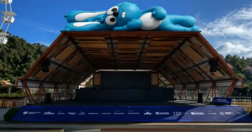 Palco coberto do Parque Capivari com boneco inflável azul no telhado