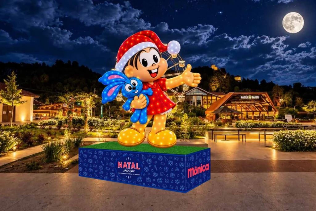 Projeção de escultura iluminada da Mônica com gorro de Natal e o coelho Sansão no Parque Capivari, à noite