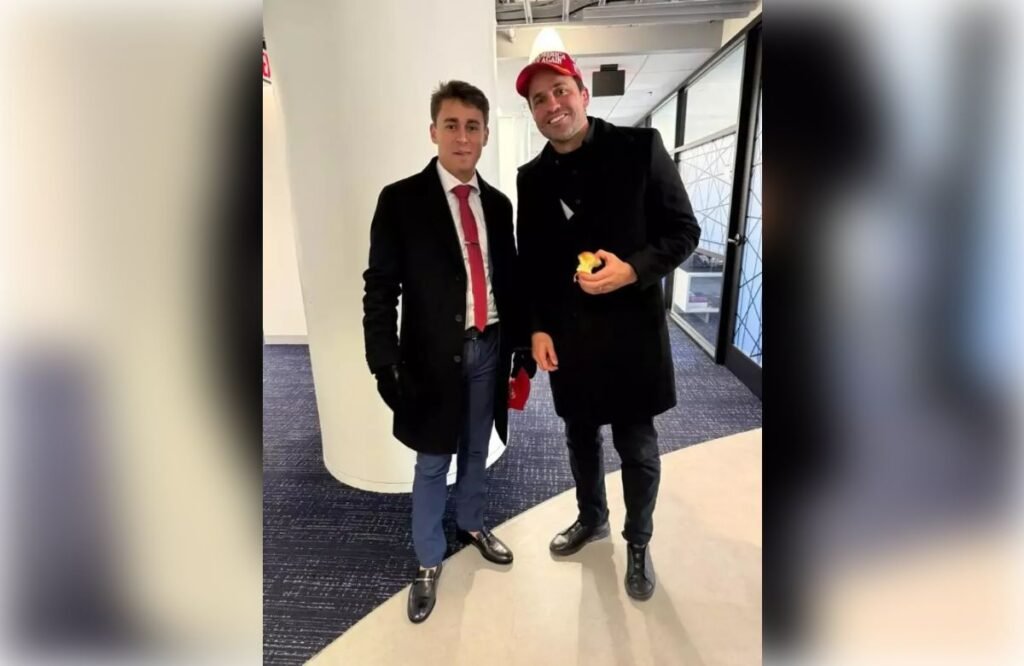 Nikolas Ferreira e Pablo Marçal lado a lado em corredor de escritório, em Washington