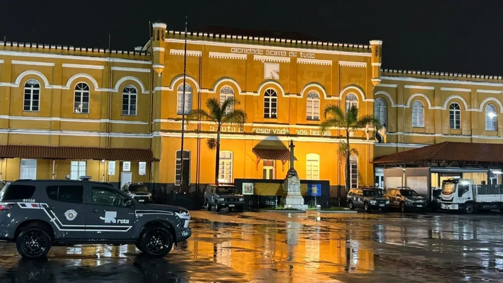 Viaturas da Polícia Militar em frente a quartel durante a terceira fase da Operação Cavalo de Troia