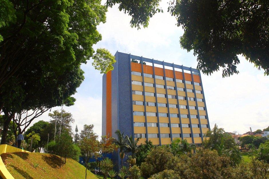 Prédio do Paço Municipal de São José dos Campos, cercado de árvores