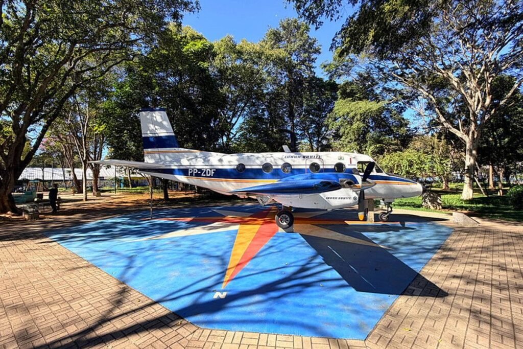 Avião Bandeirante exposto no Parque Santos Dumont, em São José dos Campos
