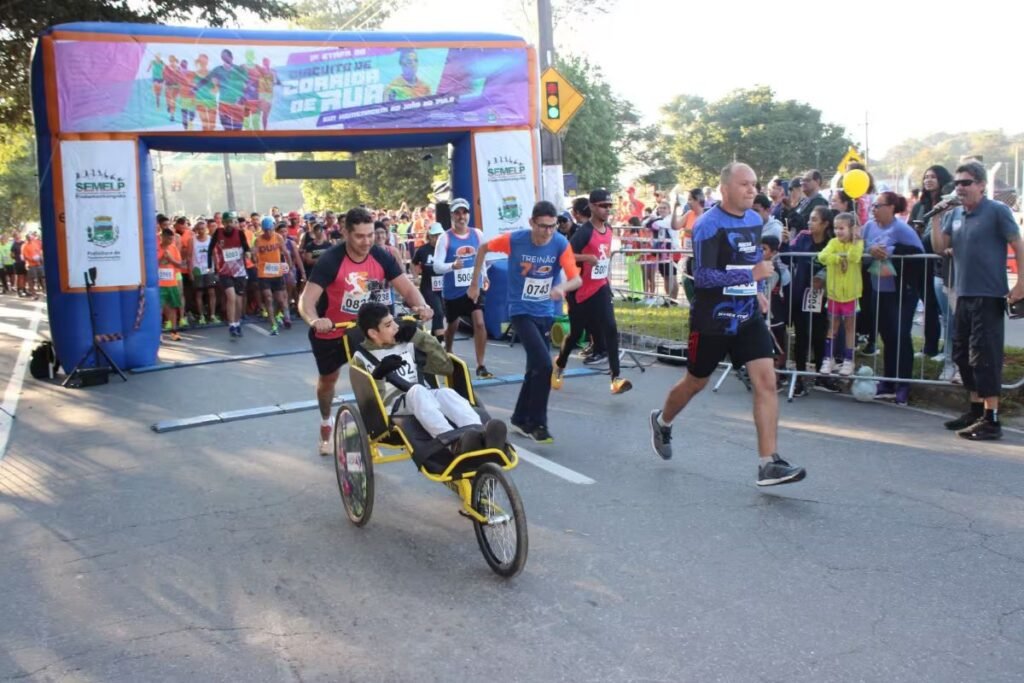 Largada de corrida de rua em Pindamonhangaba, com corredores e público