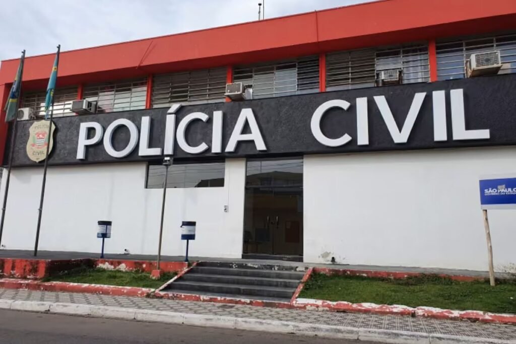 Fachada de prédio da Polícia Civil com letreiro em destaque
