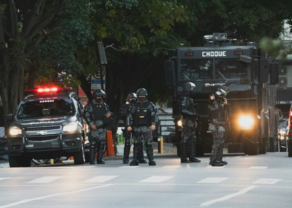 Policiais do Choque ao lado de viaturas em uma rua de São Paulo