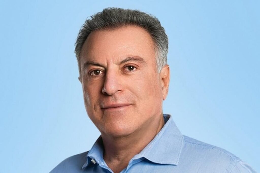 Retrato do prefeito de Jaú, Jorge Ivan Cassaro, de camisa azul