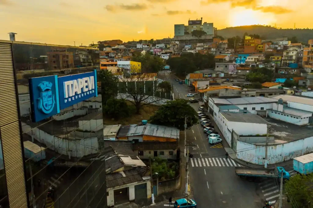 Vista aérea do prédio da Prefeitura de Itapevi e do bairro ao redor