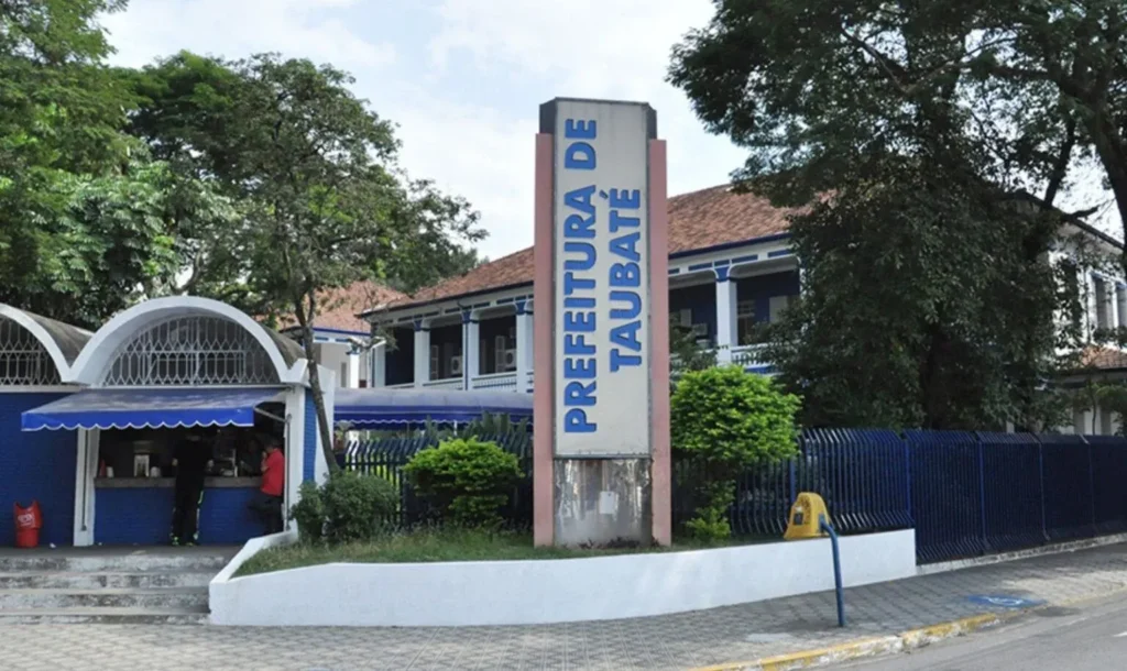 Fachada e totem do prédio da Prefeitura de Taubaté