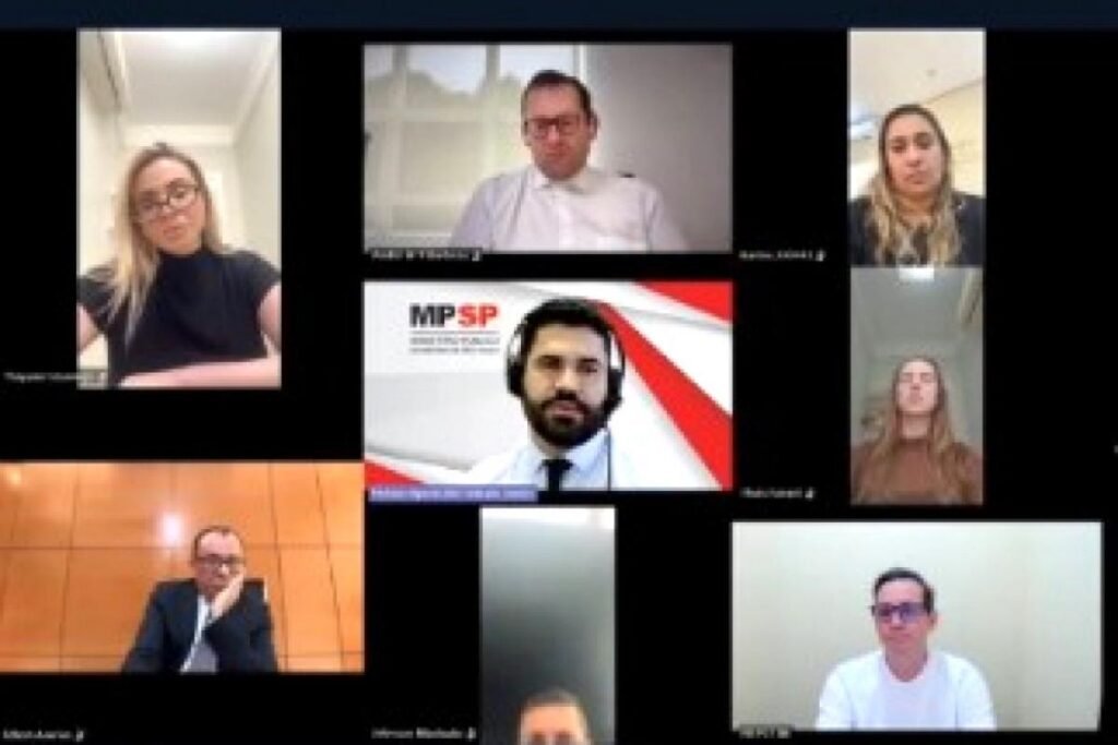 Tela de audiência virtual com promotor do MPSP e advogados