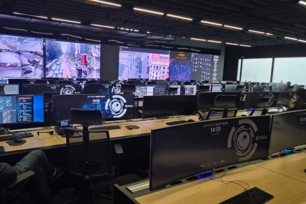 Central de monitoramento do Smart Sampa, em São Paulo
