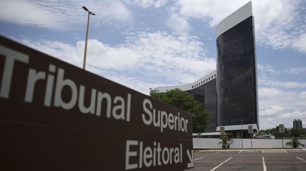 Letreiro e prédio do Tribunal Superior Eleitoral, em Brasília