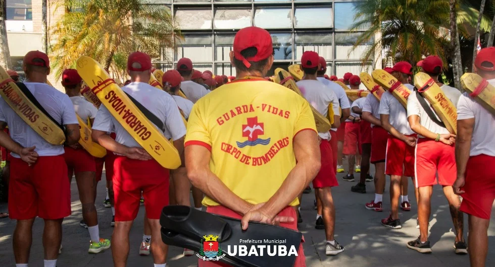 Guarda-vidas do Corpo de Bombeiros em praia de Ubatuba