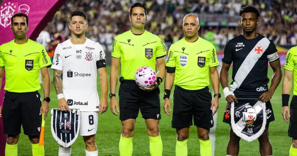Árbitros e jogadores de Vasco e Corinthians posam com bola rosa antes da partida