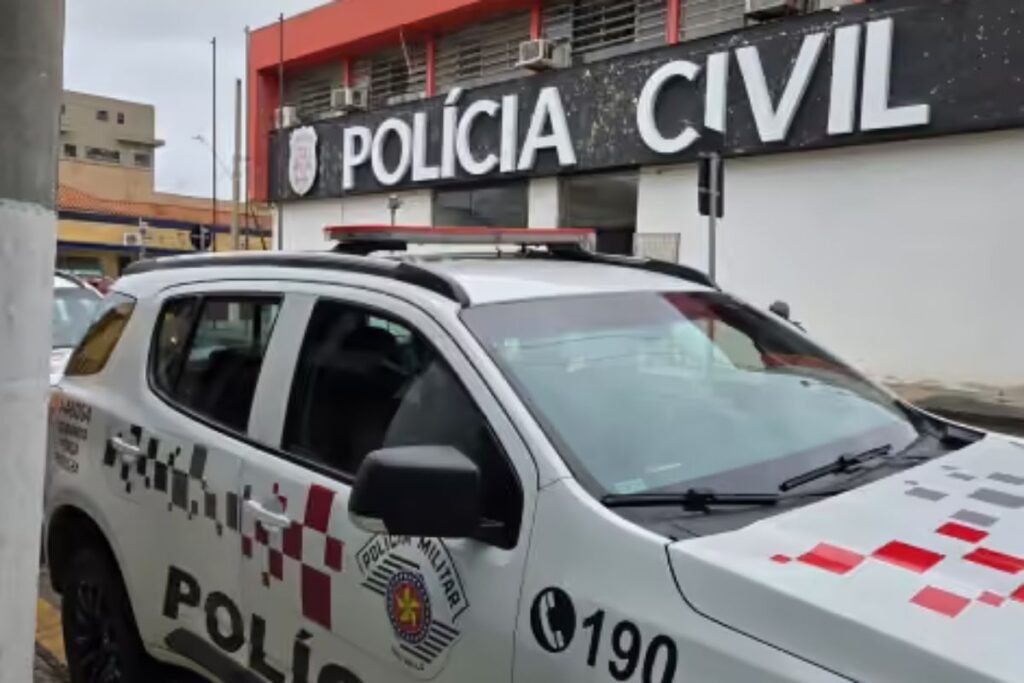 Viatura da Polícia Militar estacionada em frente à Polícia Civil de Caçapava
