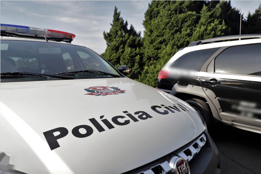 Capô de viatura com o símbolo da Polícia Civil de São Paulo