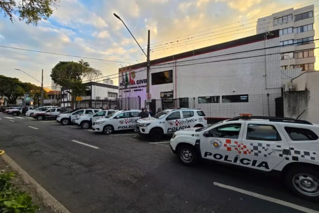 Viaturas da Polícia Militar estacionadas em frente a prédio da Polícia Civil em Taubaté
