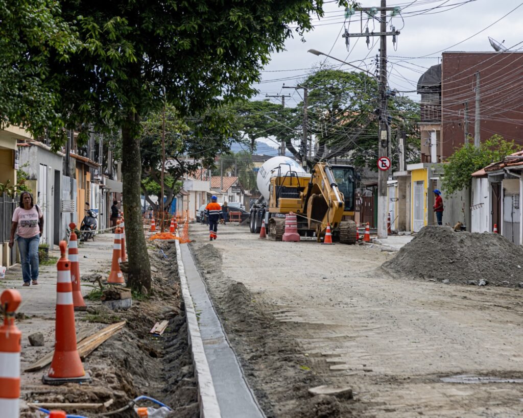 Obras de drenagem na Vila Amélia, em São Sebastião