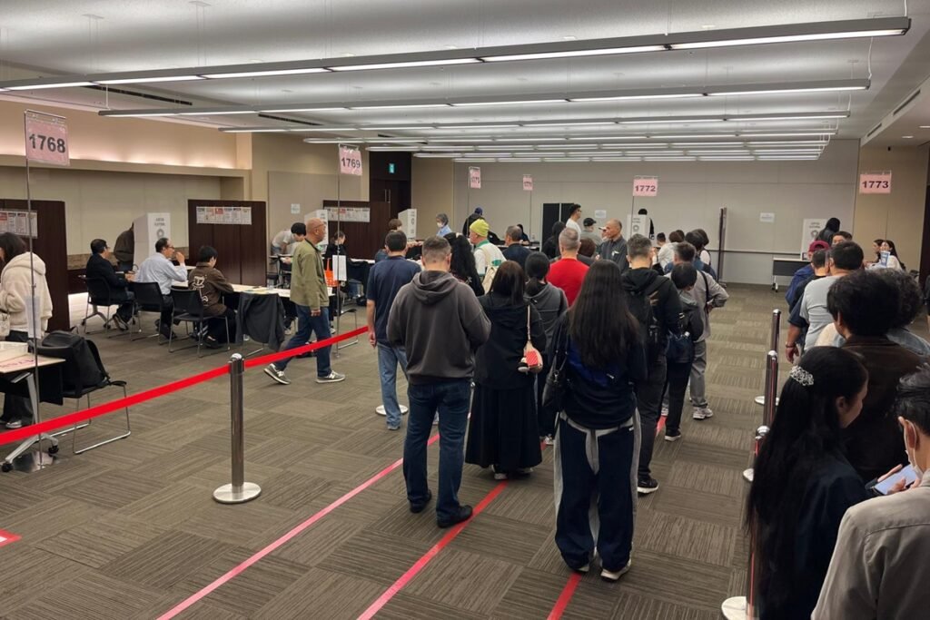 Eleitores brasileiros em fila para votar em local de votação em Tóquio, no Japão
